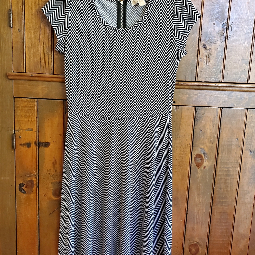 Capped sleeve patterned dress